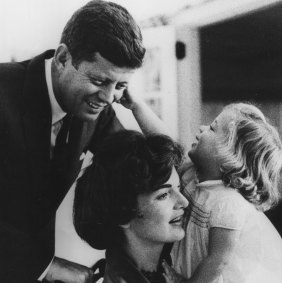 与JFK和女儿卡罗琳在1960年，临近她成为第一夫人。